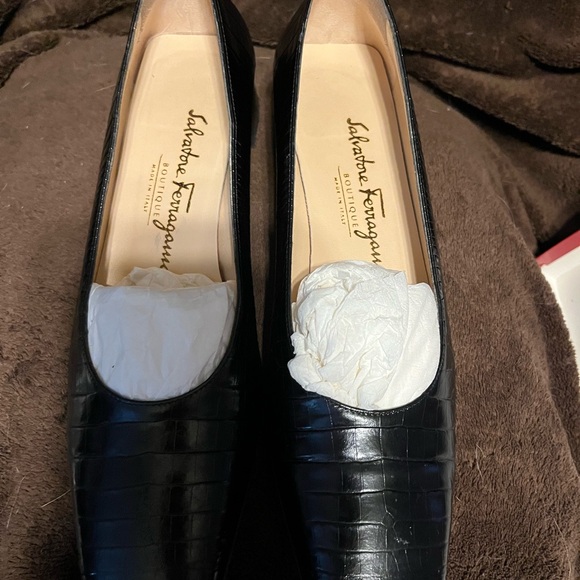 Women’s Salvatore Ferragamo
Low chunky heels black size 8.5 3A crocodile print - Picture 9 of 9
